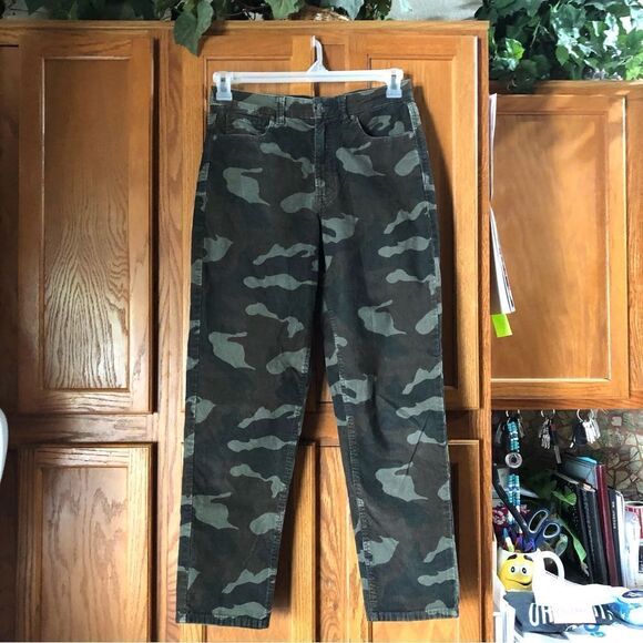 American Eagle High Rise Camouflage Corduroy Super Stretch Mom Jeans - 6 - Picture 1 of 13